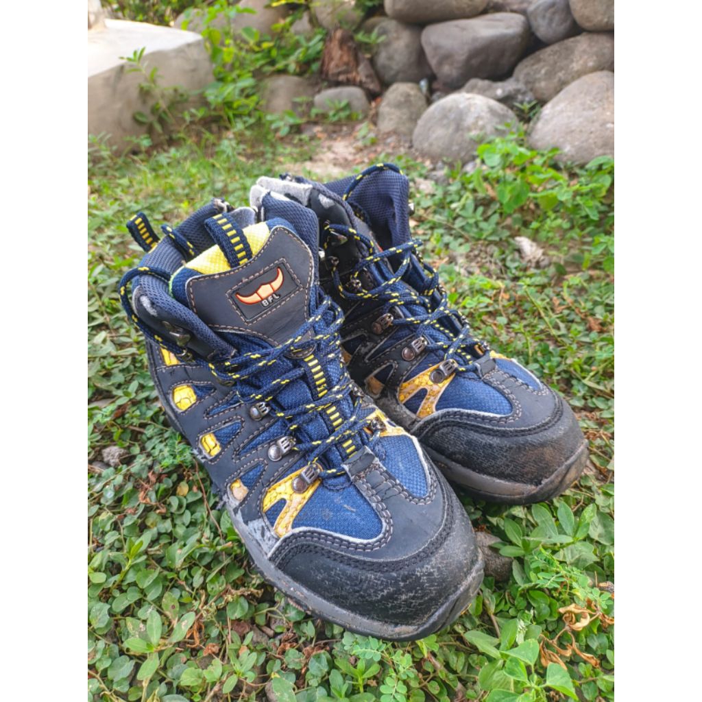 Sepatu Outdoor/gunung brand BFL Outdoor Size 40 (Second/bekas)