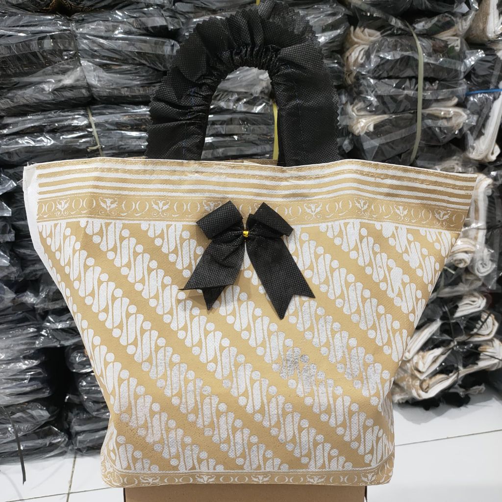 Tas hajatan Renda batik putih UK.NBK/Box 18x18/mika Bento UK.20x18x25cm Harga 5lusin 60pcs