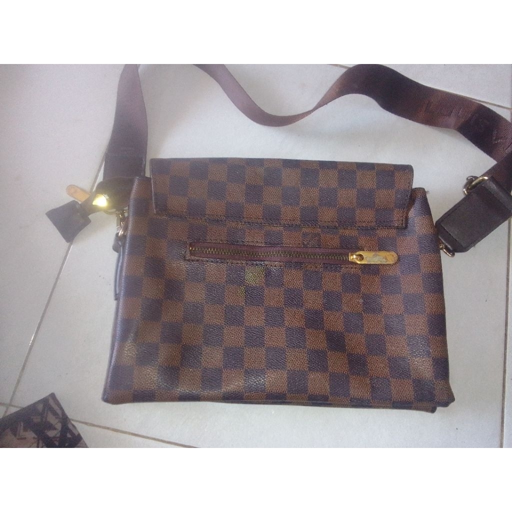 Tas selempang Louis Vuitton
