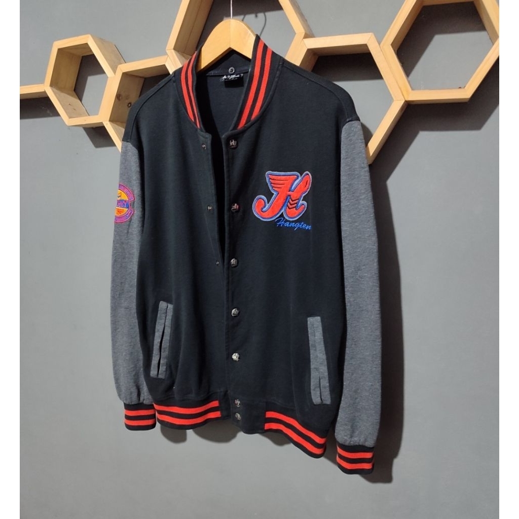 VARSITY HANGTEN PRIA