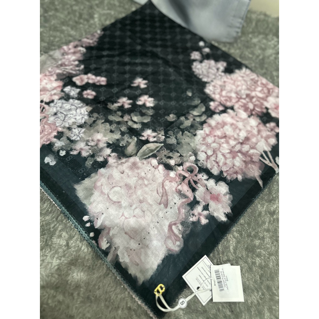 New Buttonscarves Hydrangea GRISE, NOIR, Verte voal square as is no box with Tag. Very Rare Item Mus