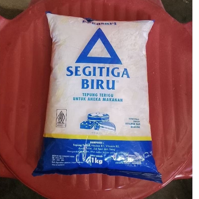 tepung terigu segitiga biru 1kg /tepung terigu protein sedang