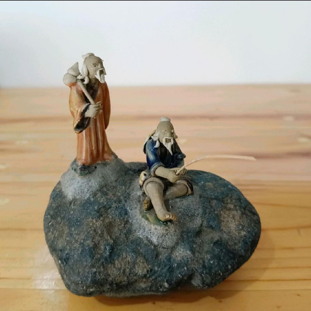 Patung Miniatur Keramik Cina Figur Kakek Memancing di atas Batu Alam (Asli)