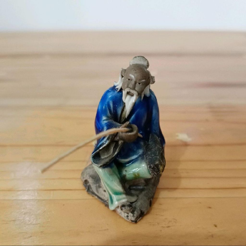 Patung Miniatur Keramik Cina Figur Kakek Sedang Memancing