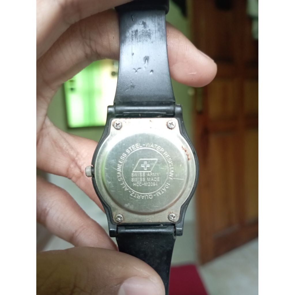 Jam tangan second Swiss Army karet pria untuk wanita juga cocok
