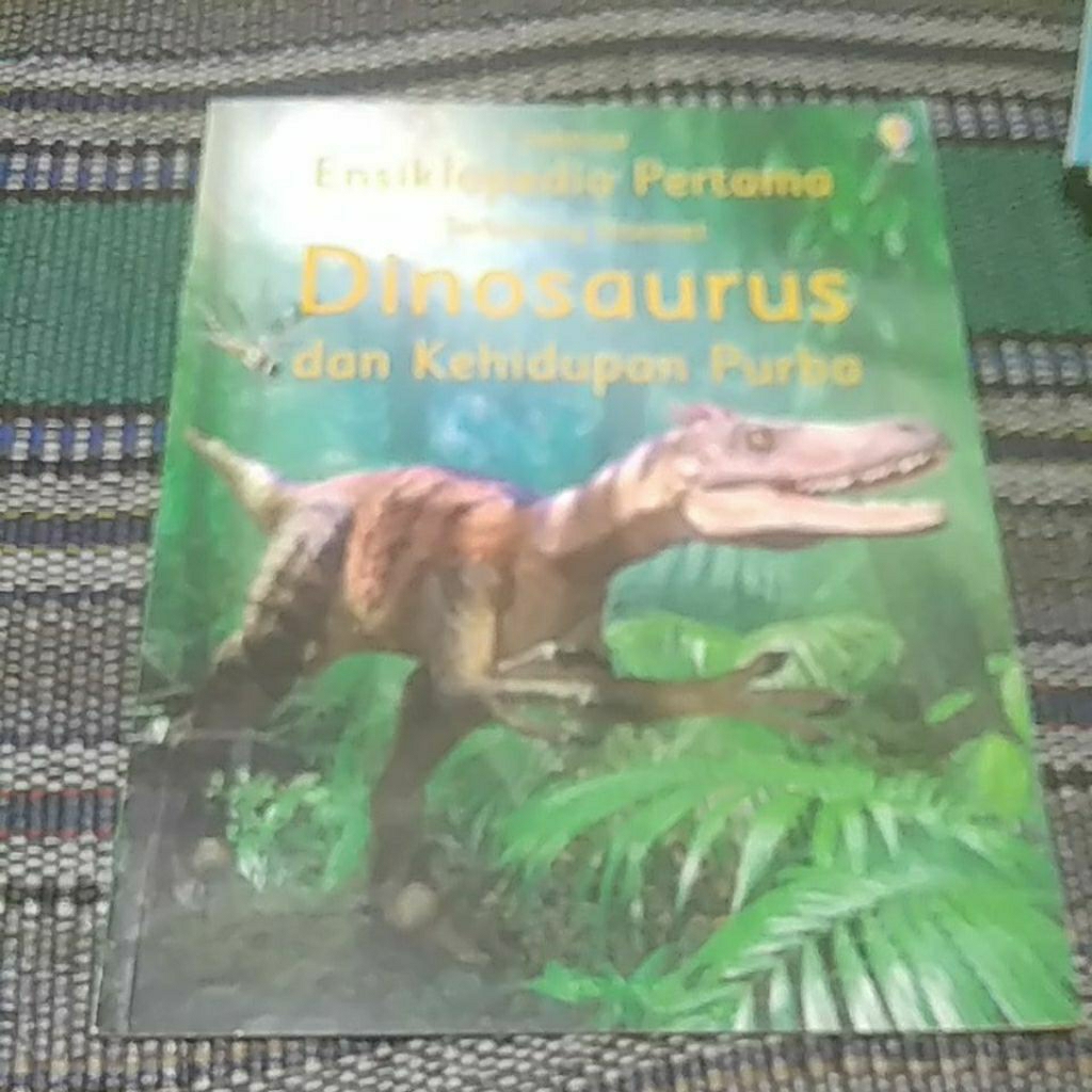buku ensiklopedia pertama dinosaurus