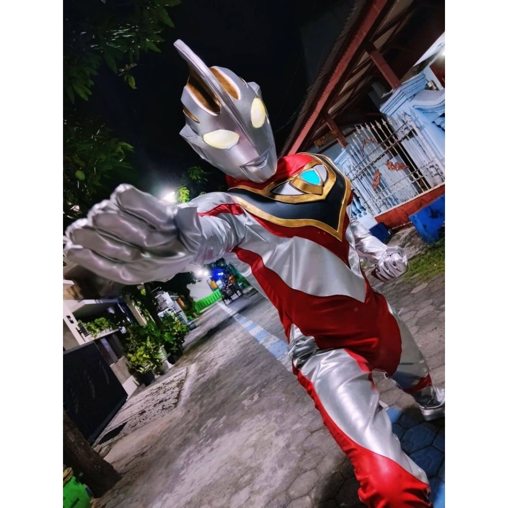 kostum cosplay ultraman gaia