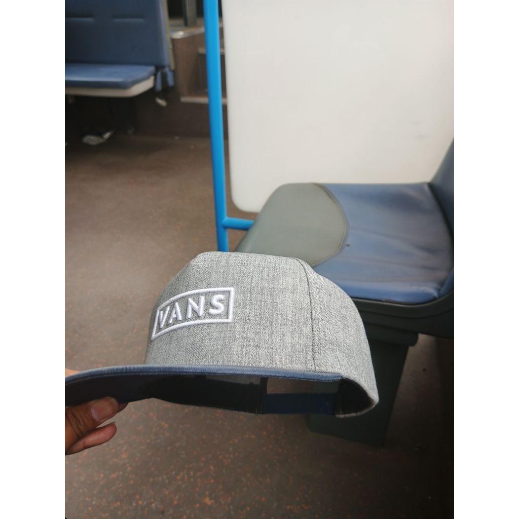 topi snapback vans
