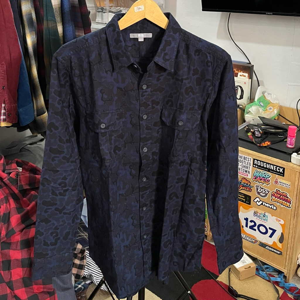 KEMEJA UNQLO CAMO NAVY SECOND LIKE NEW