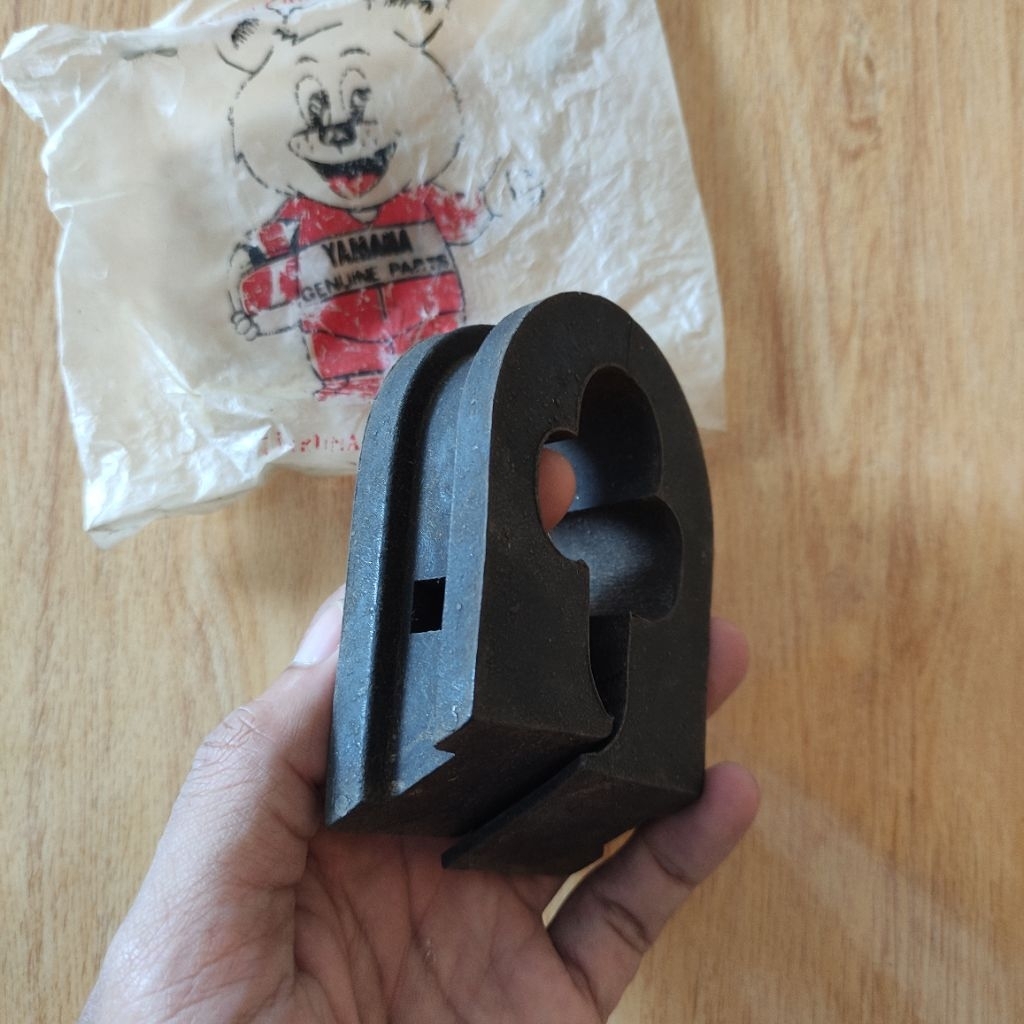 karet tangki damper rubber rangka yamaha dt100 original NOS 401 - 24183 - 00
