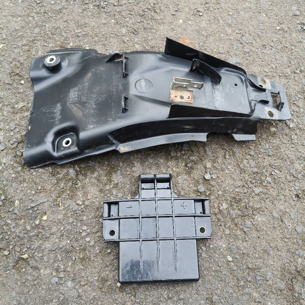 Spakbor bawah dan tutup aki KLX 150 Tipe G/BF/DT New original (bekas)