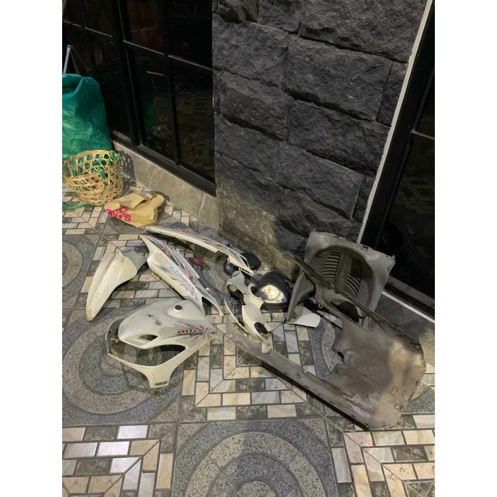 body mio sesuai foto + reflektor atas bawah (bekas original mio smile)