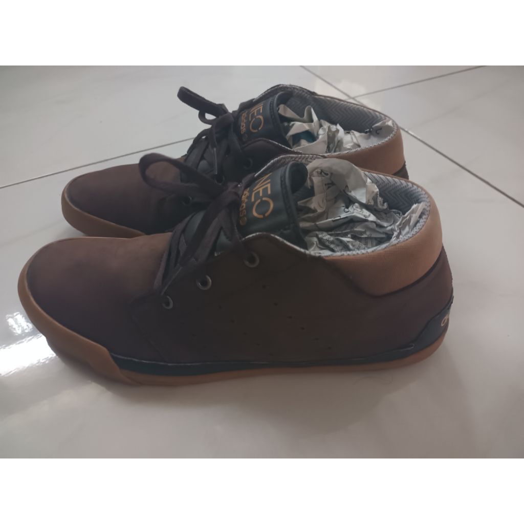 Sepatu Second Adi Neo Boot Kulit Legit Size 44 2/3, insol 28.