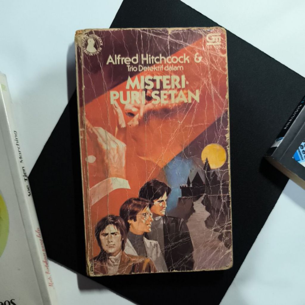 Buku Alfred Hitchcock & Trio Detektif Dalam "MISTERI PURI SETAN"