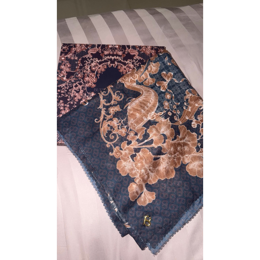 Preloved Buttonscarves Scarf