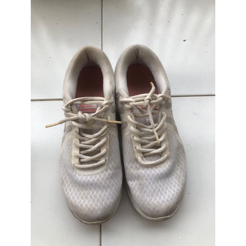 Sepatu Olahraga Nike