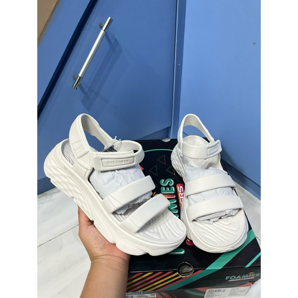 Sepatu sandal Skechers full putih Max Cushioning Aura ukuran 37, 39, 40 sale 70% (111126/WHT)