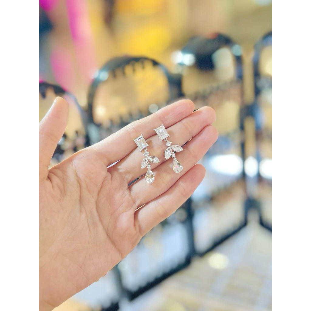 anting permata moissanite