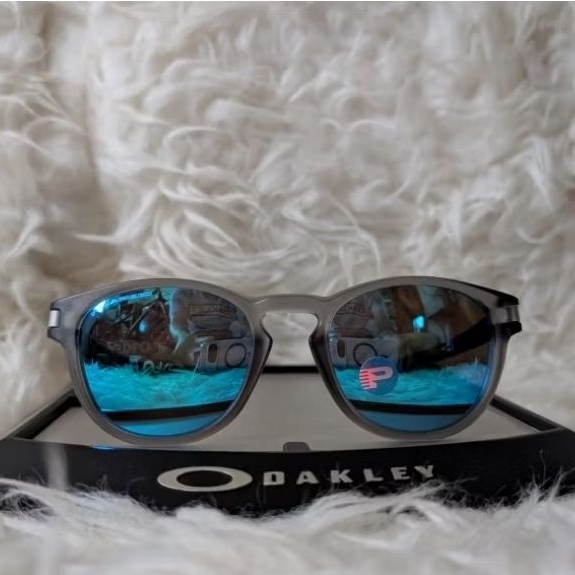 Kacamata Original Oakley Latch (A) Grey Smoke w/ Sapphire iridium Polarized 009349 06