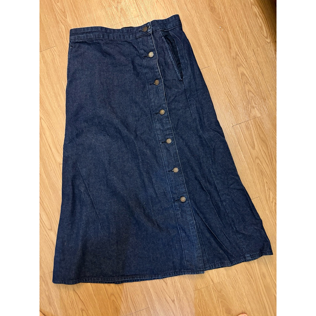 Gu skirt denim button samping