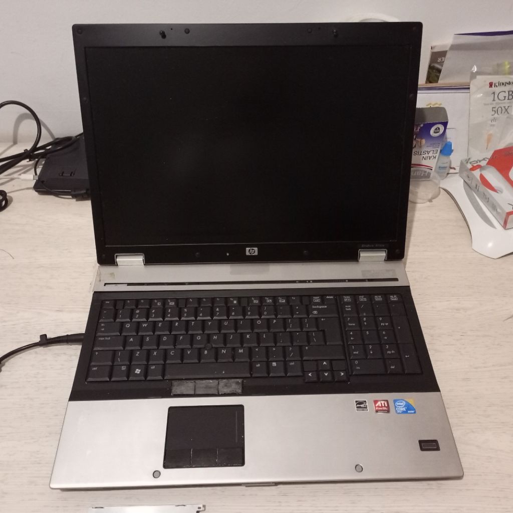 Laptop Workstation 17" HP Elitebook 8730w Intel C2D Penryn P8700 17.3" 1680x1050 - Matot - for parts