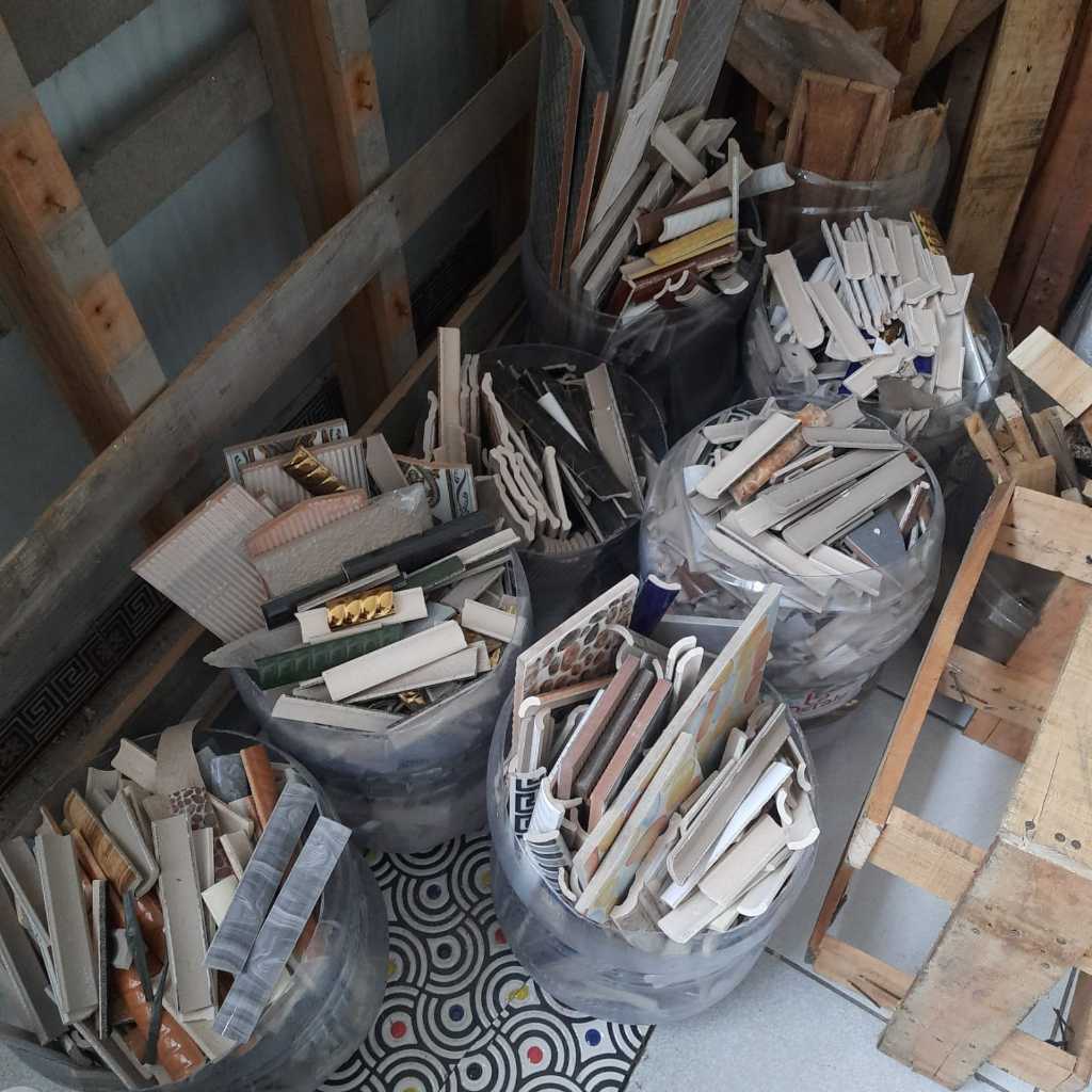 Pecahan kuku macan keramik, plint keramik, stepnosing granit banyak motif