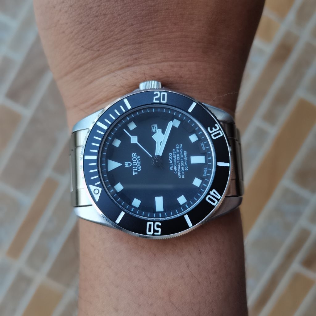 1103. JAM TANGAN TUDOR GENEVA PELAGOS WARNA HITAM  PRELOVED
