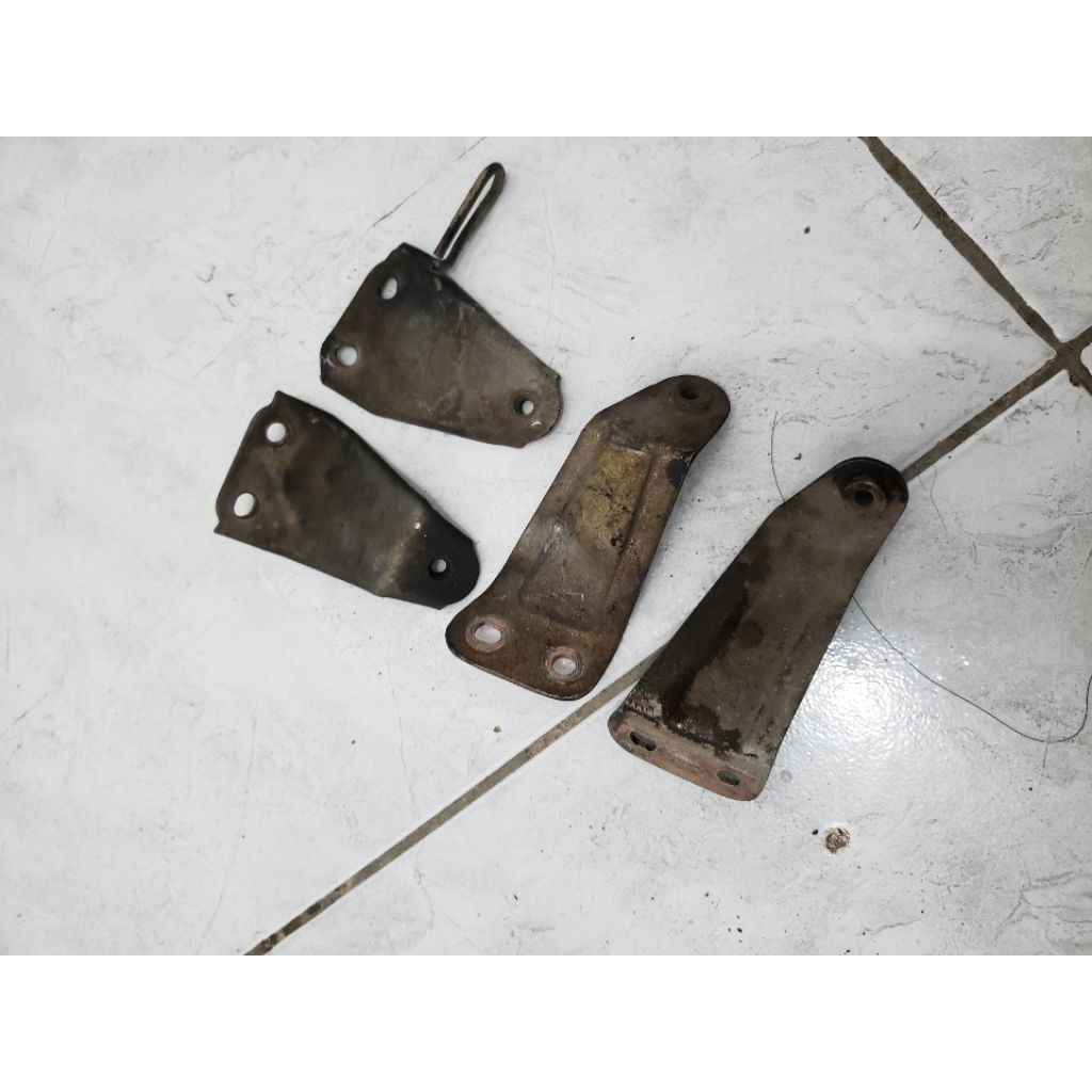 DUDUKAN/PANGKON SAYAP SET KAWASAKI KAZE