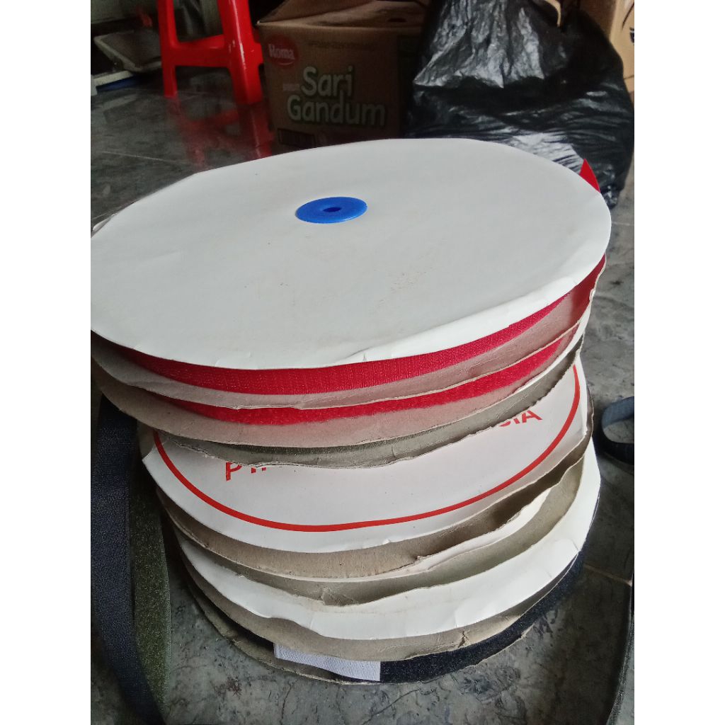 kain perekat velcro