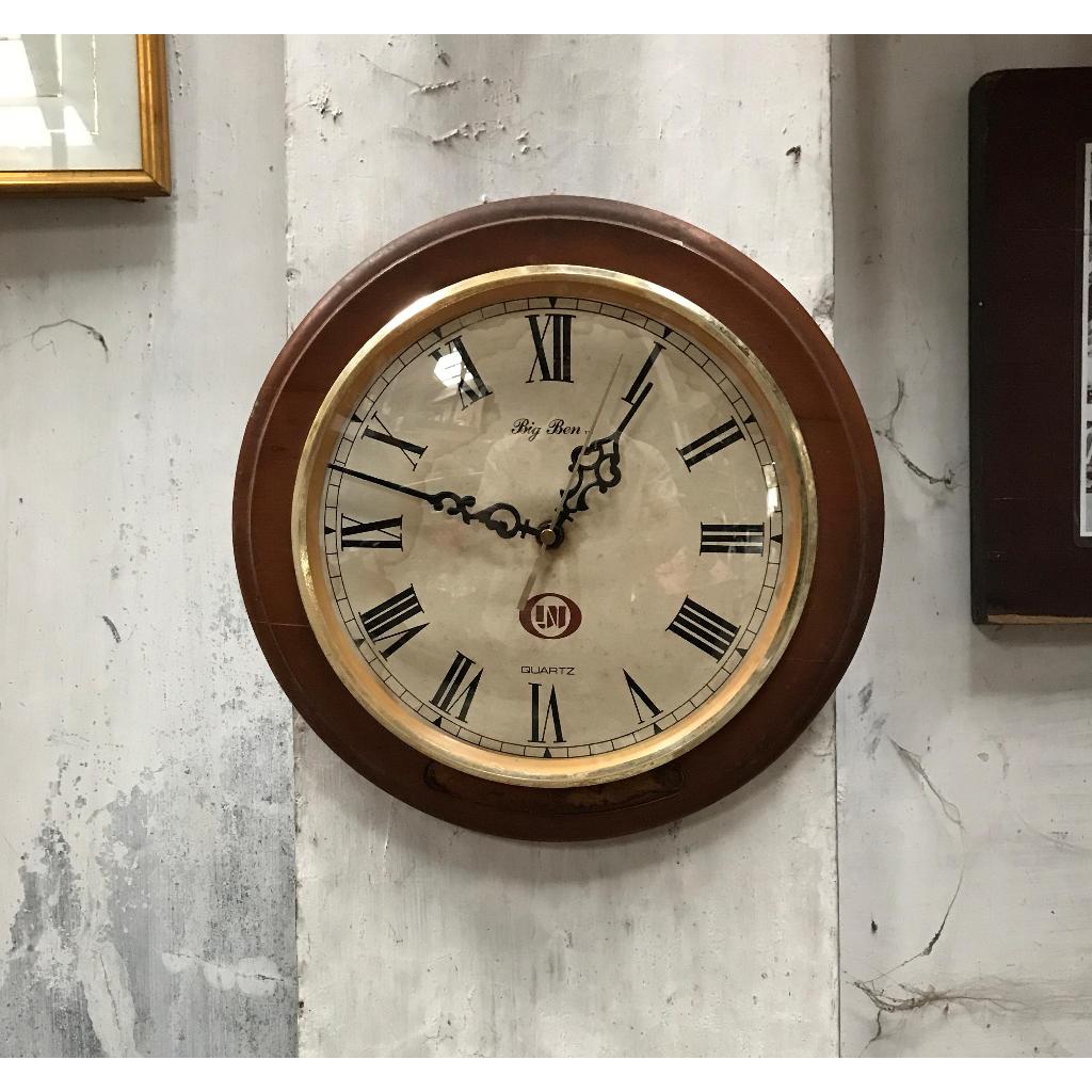 Jam dinding kayu antik vintage