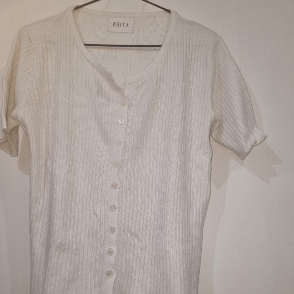 baju knit putih arita