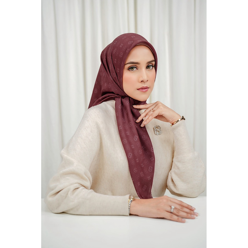 New Sale- Buttonscarves Monogram Tapis