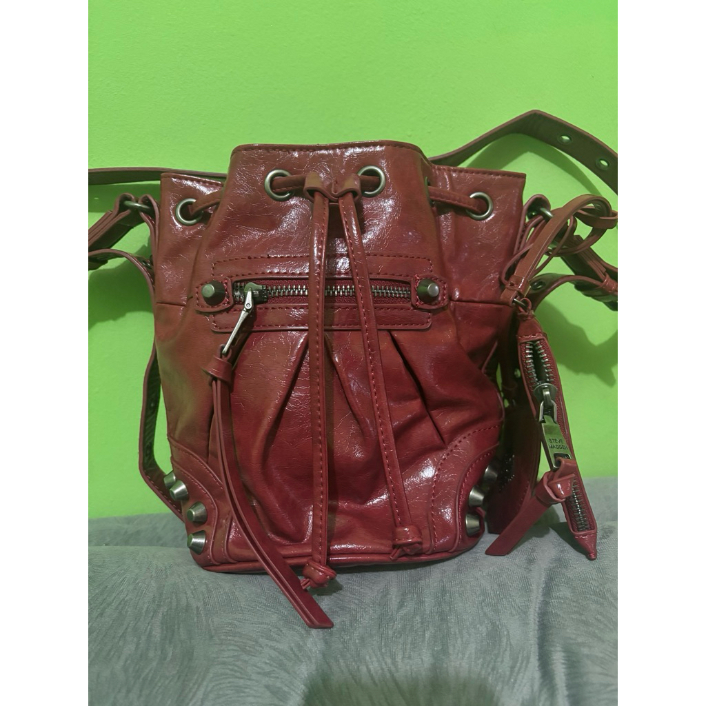 steve madden bvally bucket maroon black glossy