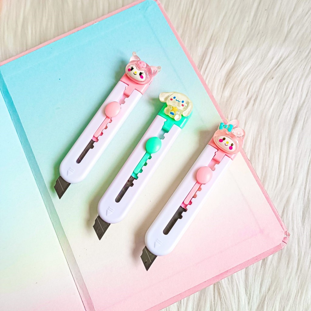 CUTTER MINI PANJANG SANRIO ALAT POTONG KERTAS ATK ANAK SEKOLAH CEWE UNIK KUROMI MELODY GROSIR COD