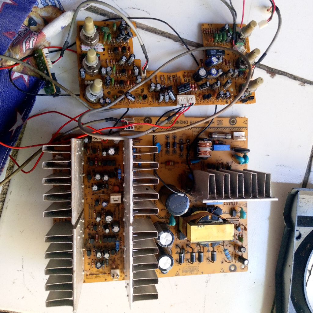 mesin speaker aktif Polytron atau power amplifier ples Tome control