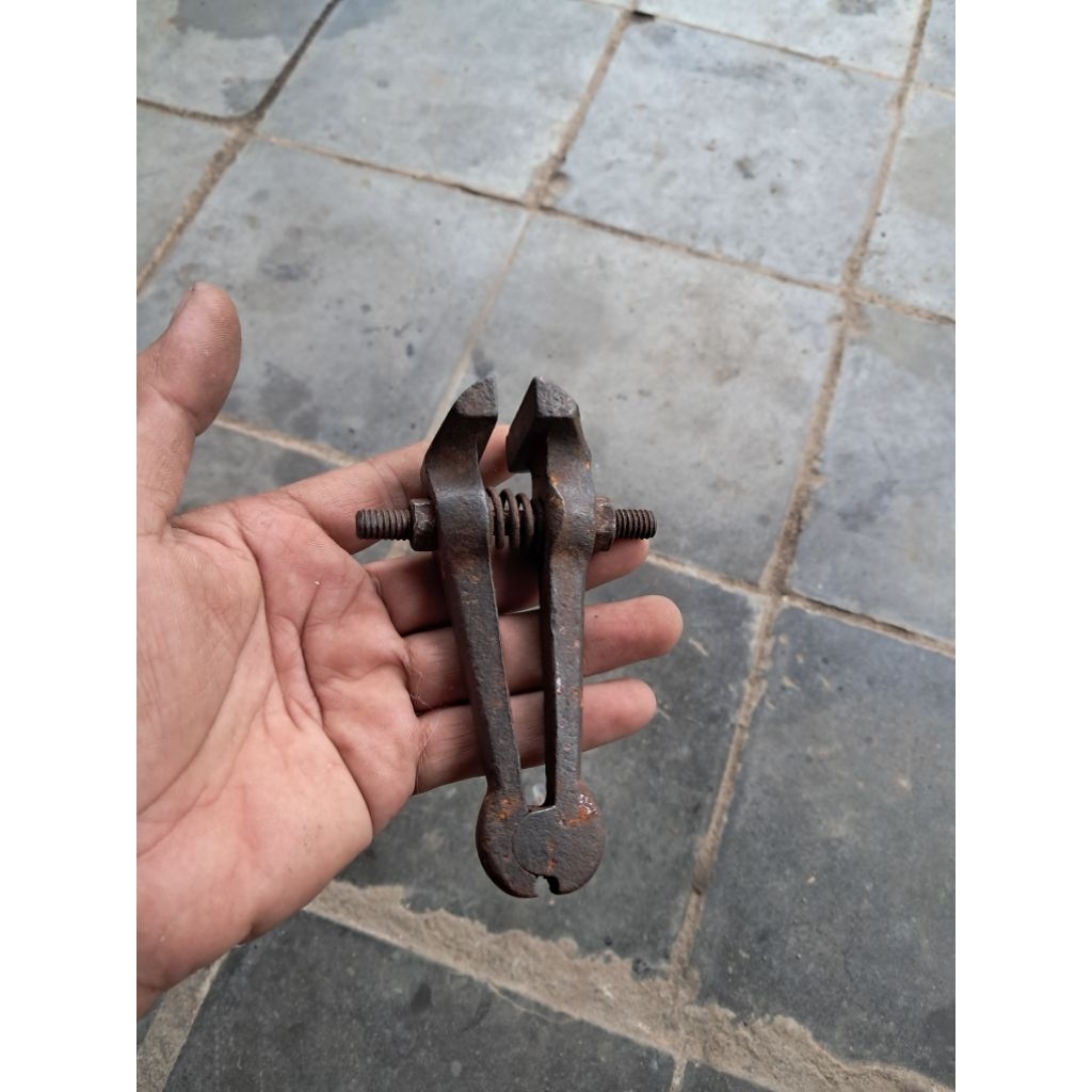 Ragum jepitan tangan jadul pendek besi tebal