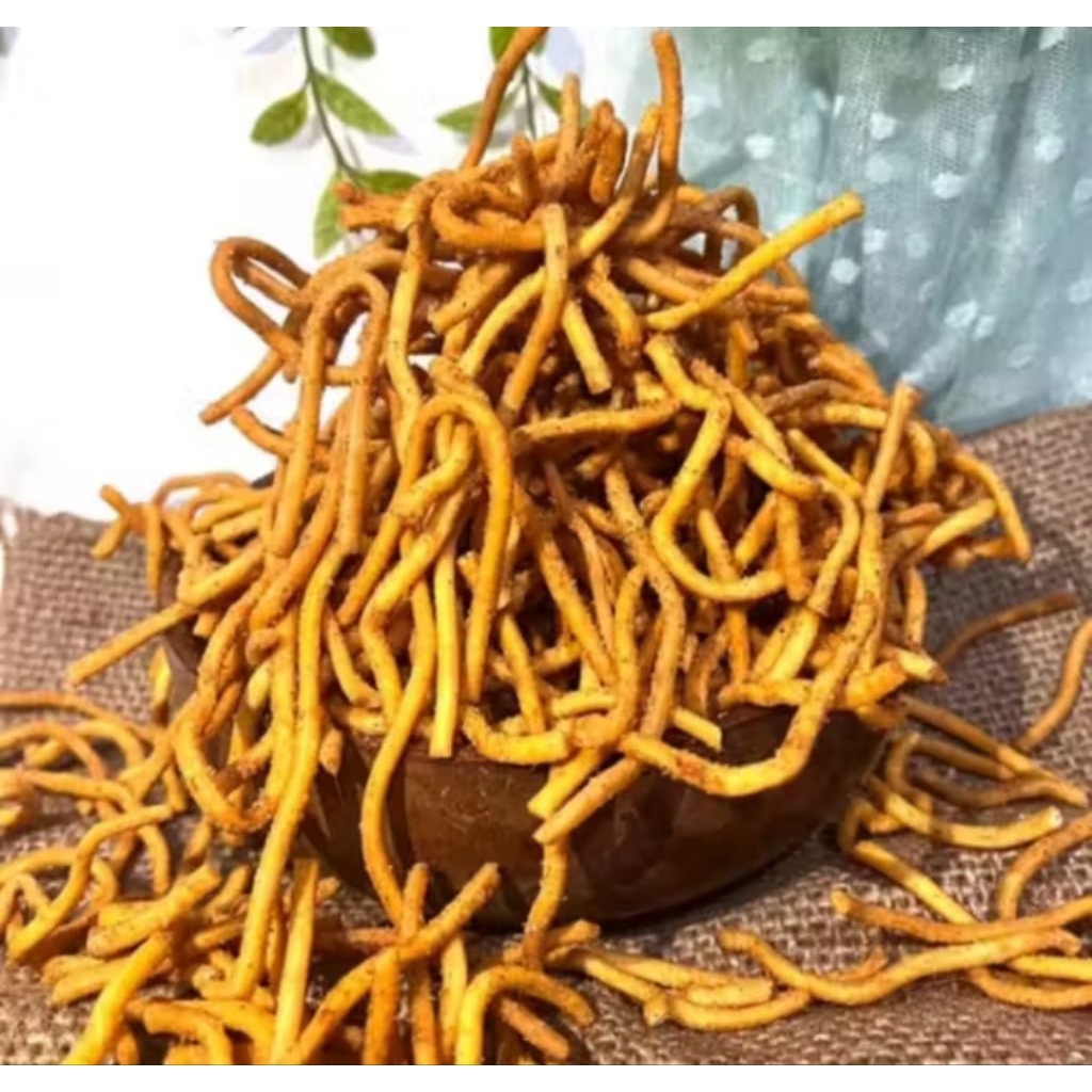 cemilan sistik super pedas gurih renyah dan lezat nikmat sistik mie lidi