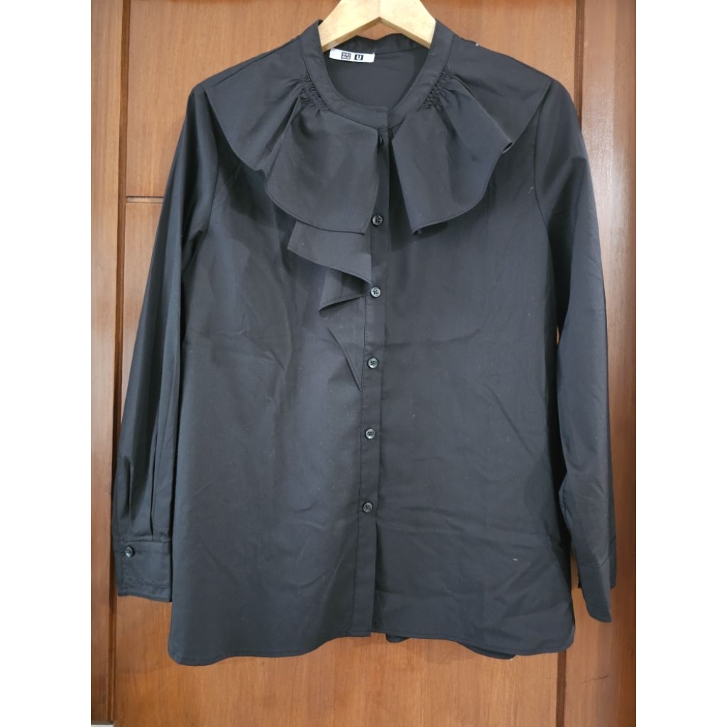 Blouse ruffle hitam UNIQLO