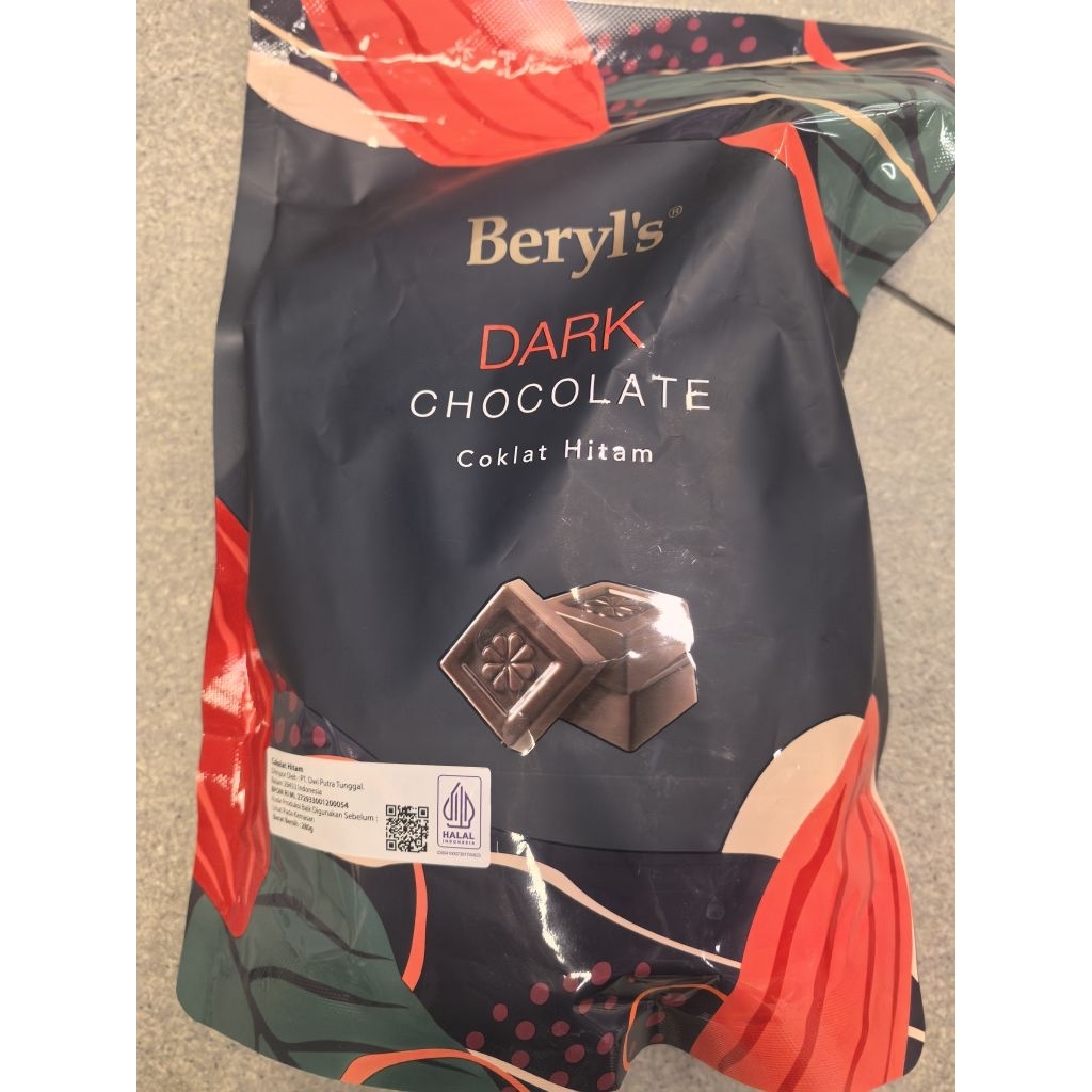 BERYLS DARK CHOCOLATE. BERYLS STRAWBERRY WHITE CHOCOLATE. BERYLS COKLAT HITAM