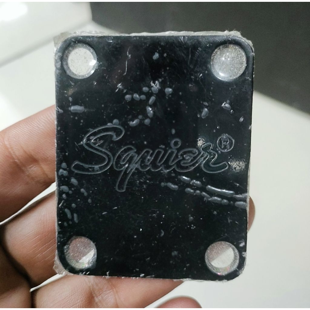 Neck Plate Gitar Squier Original warna Hitam