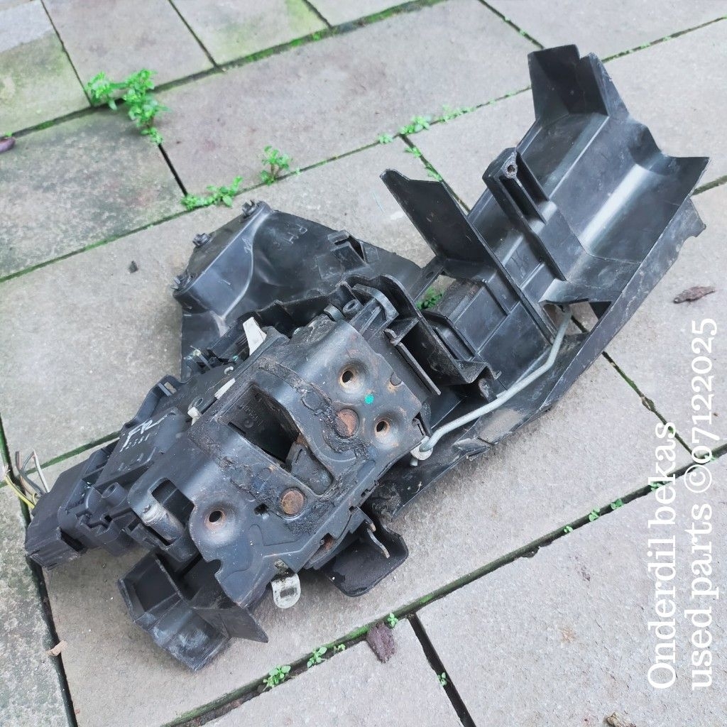 door lock kanan depan ford focus 2009