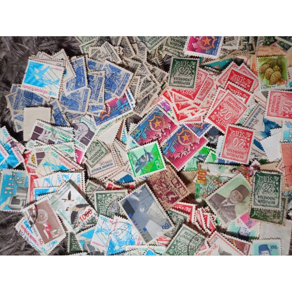 Borongan 850 keping perangko campur (Indonesia dan luar negeri)