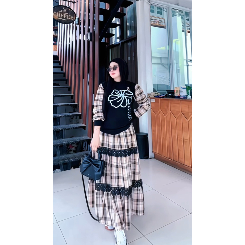 MAURA SETROK BY GOZZOQU