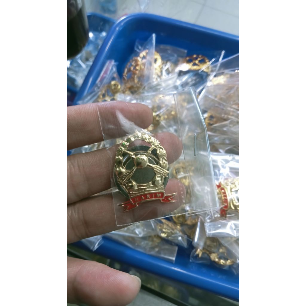 pin lencana HAKIM PUTIH DAN MERAH