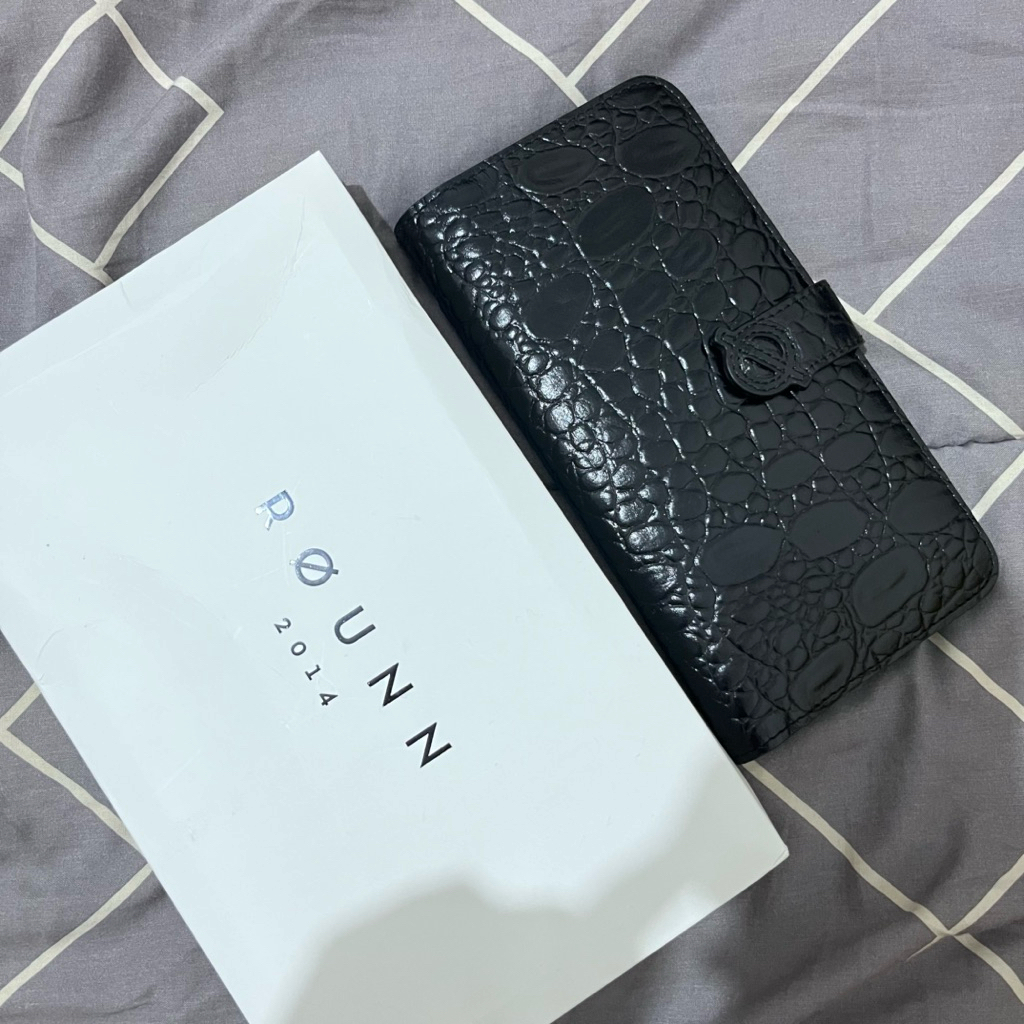 Preloved Rounn Travel Organizer Wallet Onyx