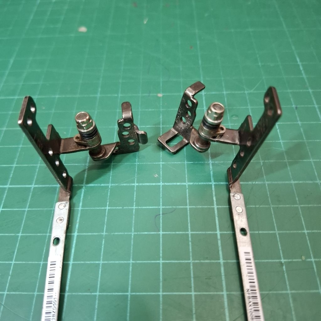 Engsel Laptop LCD 14" biasa bekas