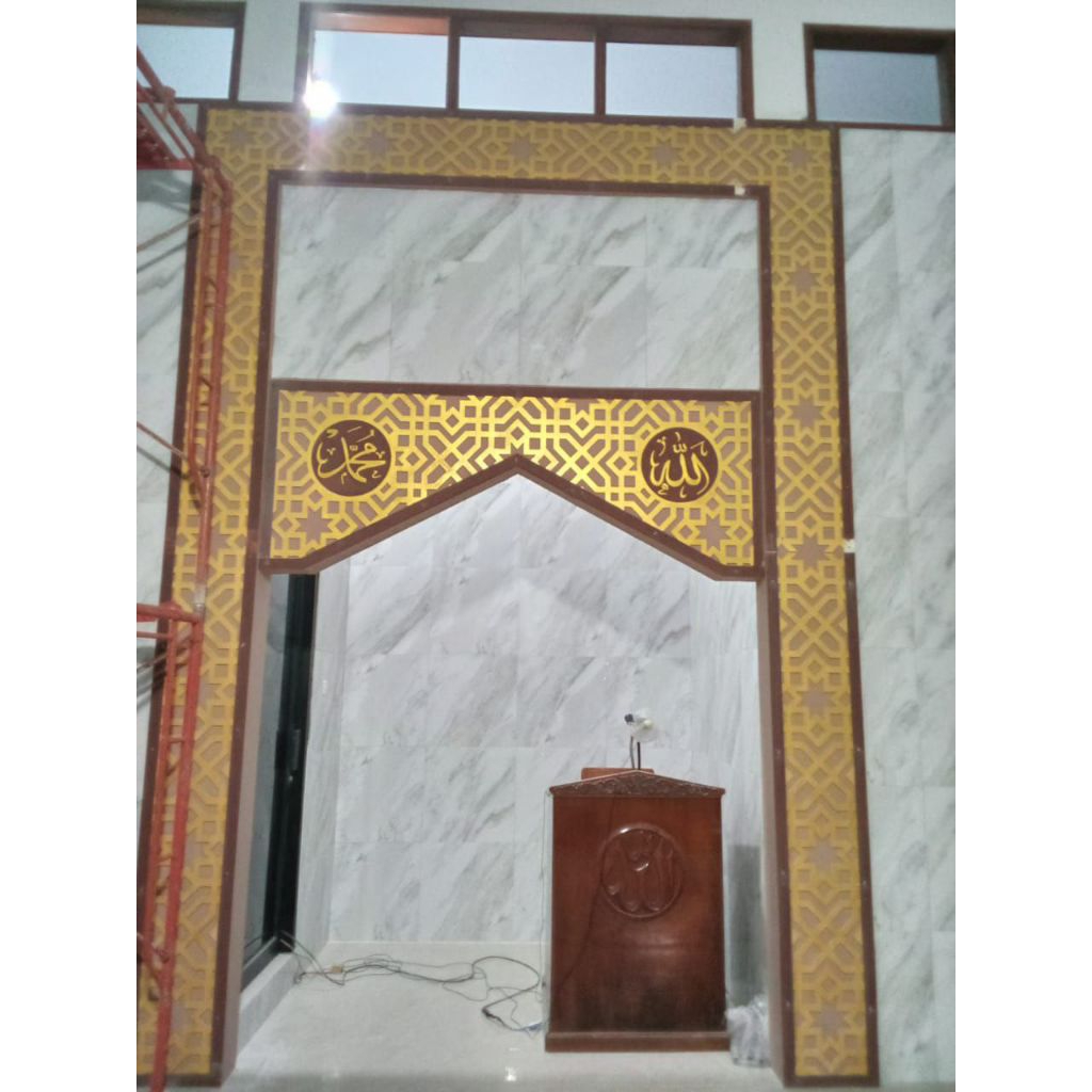 Mihrab masjid estetik dengan ukiran kaligrafi arab