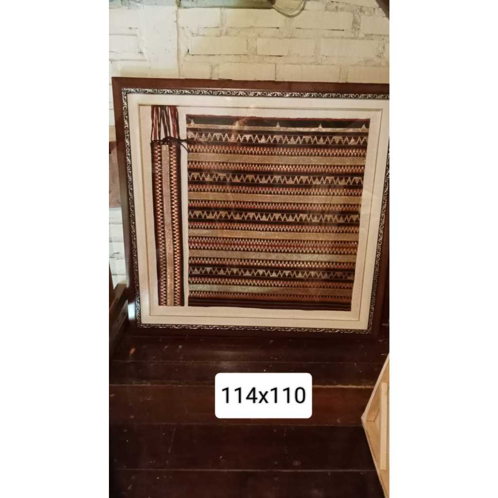 HIASAN DINDING - KAIN SONGKET & SELENDANG BENANG EMAS ANTIK KHAS SUMATERA BARAT - BINGKAI UKIRAN PRA