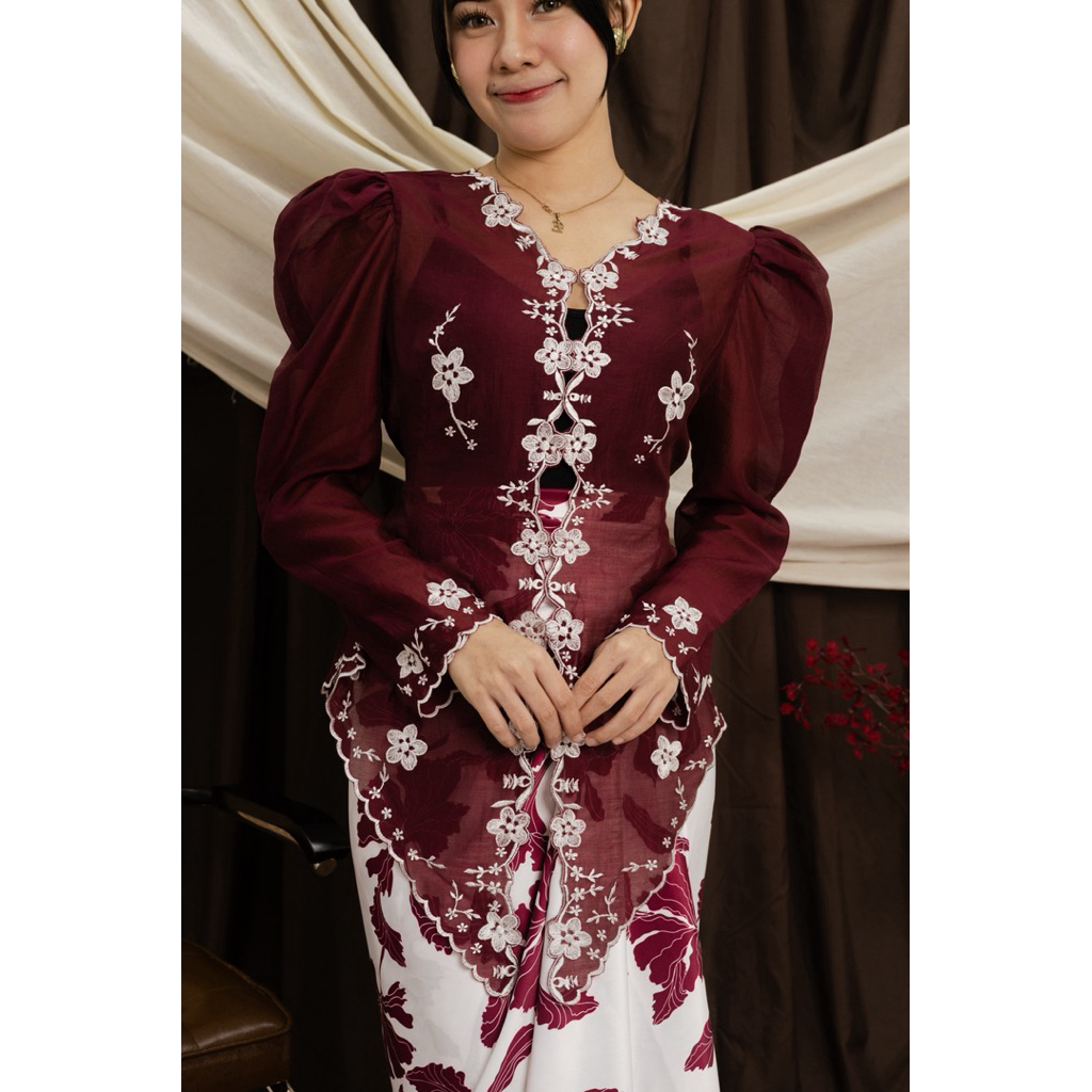 DELTA Kebaya Alea - Kebaya bordir encim klasik peranakan bunga-bunga