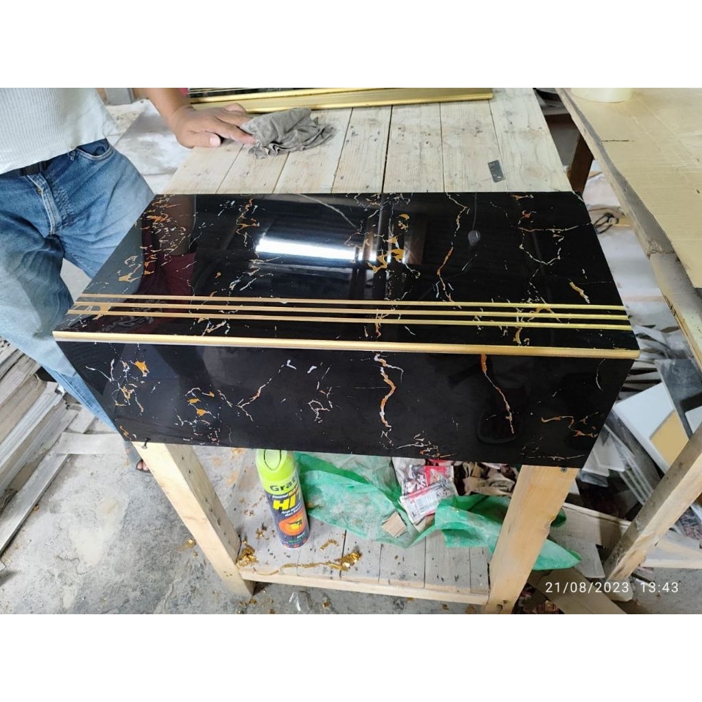 Granit Tangga hitam corak emas 30x60 / 30x80